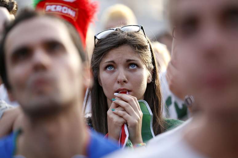 <p>Torcedores italianos choram e lamentam eliminação da Copa do Mundo de 2014</p>