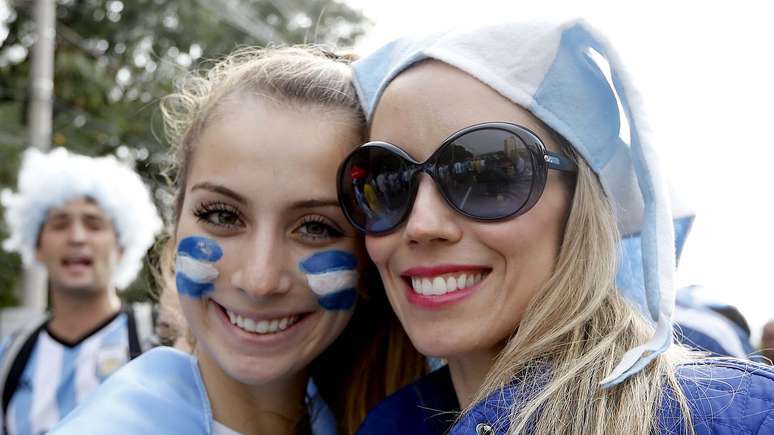 <p>Perucas e rostos pintados marcaram os &quot;figurinos&quot; dos torcedores de Nig&eacute;ria x Argentina, que acontece no Est&aacute;dio Beira-Rio, em Porto Alegre. O jogo &eacute; v&aacute;lido pela terceira e &uacute;ltima rodada da fase de classifica&ccedil;&atilde;o da Copa do Mundo de 2014</p>