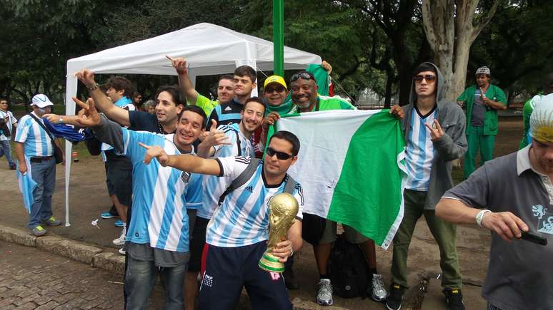 Nigerianos posam para fotos ao lado de argentinos antes de jogo