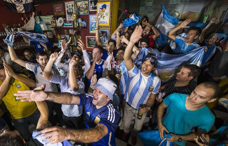 Torcedores da Argentina assistem ao jogo do pa&iacute;s contra a Nig&eacute;ria nesta quarta-feira, no bar Moocaires, em S&atilde;o Paulo. A partida acontece no Est&aacute;dio Beira-Rio, em Porto Alegre