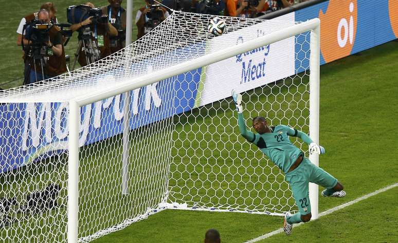 Goleiro equatoriano Alexander Dominguez faz grande defesa após cabeçada de Dogba