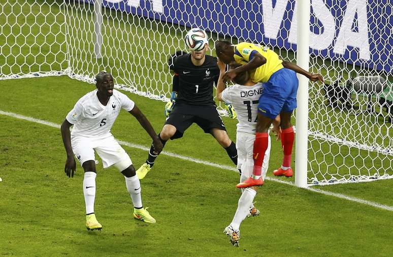 Valencia tenta marcar para o Equador, mas goleiro francês Hugo Lloris salva