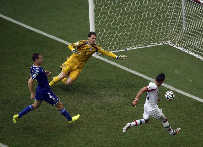 Reza Ghoochannejhad, do Irã, chuta e faz gol contra a Bósnia