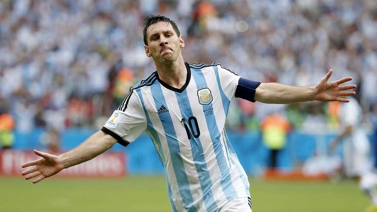 Messi vira o jogo para a Argentina e celebra