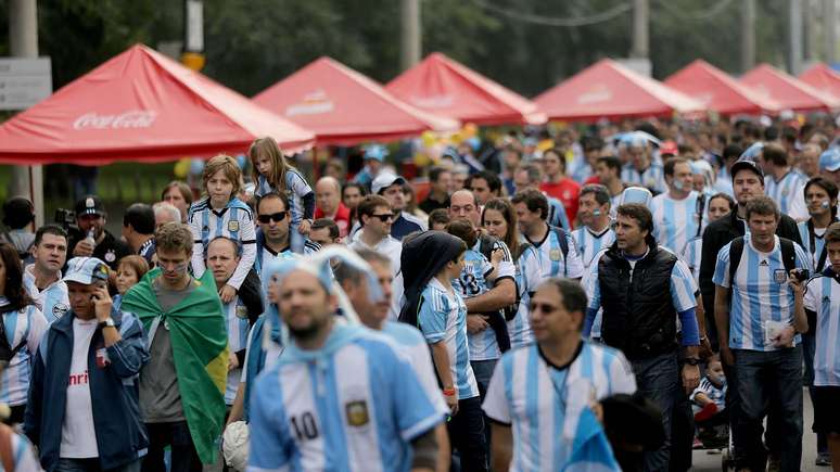 <p>Torcida argentina lotou os arredores do Beira-Rio</p>