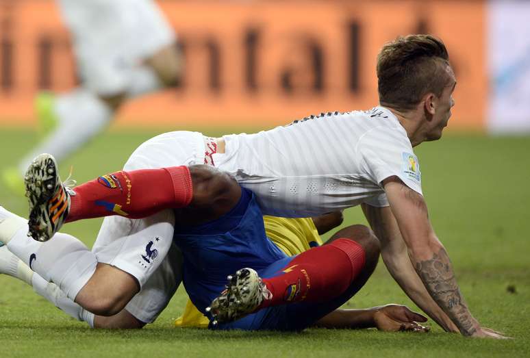 Atacante francês Griezmann reage após perder gol durante partida contra Equador no Maracanã