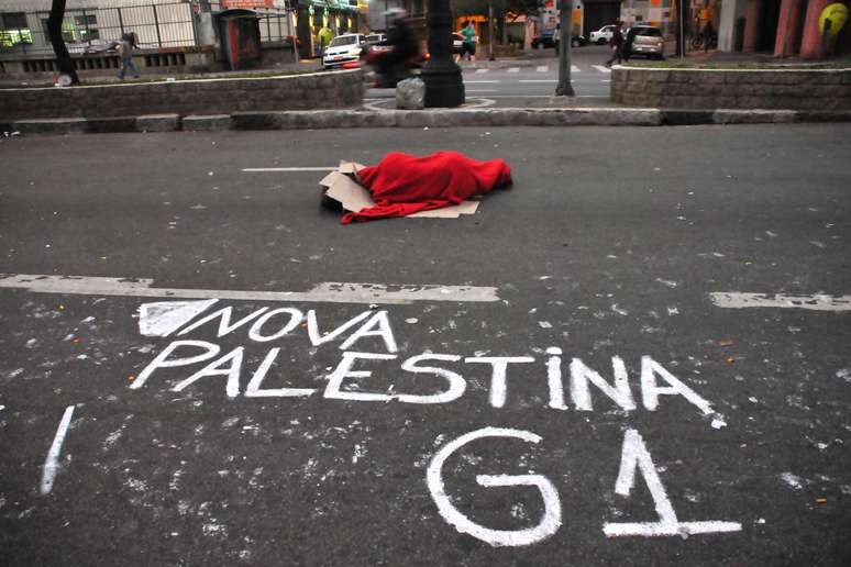 <p>Homem dormiu no meio da rua, na frente da Câmara Municipal</p>