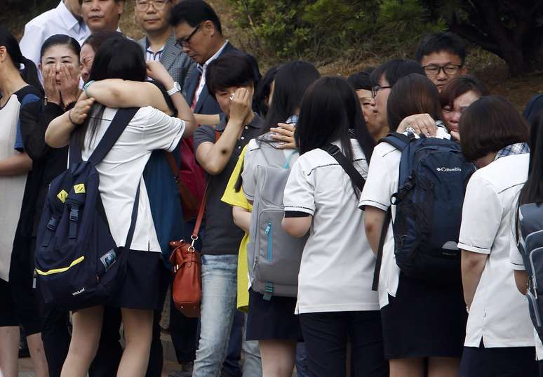 Alunos foram at&eacute; a escola escoltados pela pol&iacute;cia