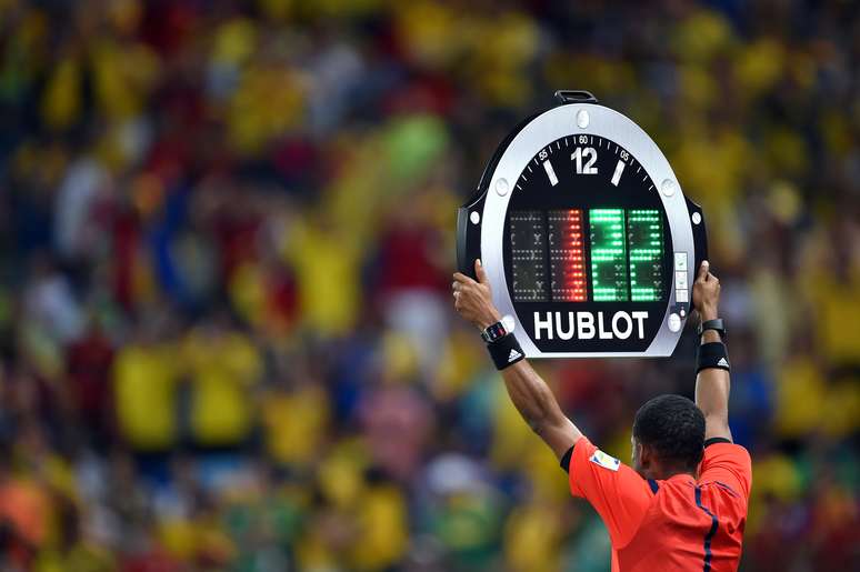 <p>A Hublot cronometra as partidas de futebol da Copa do Mundo no Brasil e aparece nas placas que indicam substitui&ccedil;&otilde;es e acr&eacute;scimo de tempo</p>