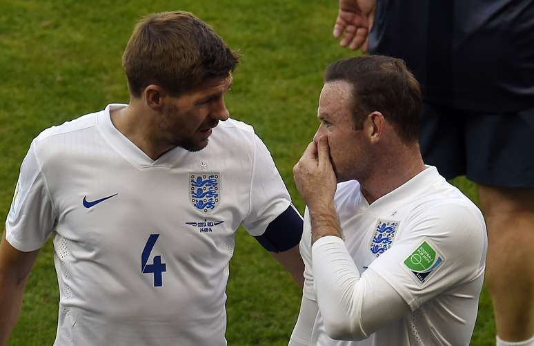 <p>Gerrard conversa com Rooney em elimina&ccedil;&atilde;o inglesa no Brasil</p>