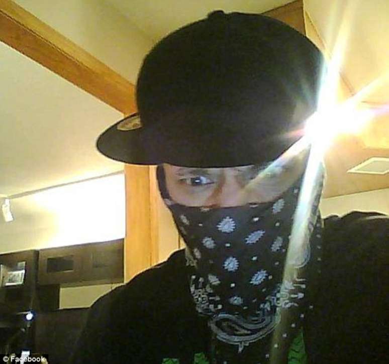 <p>Em uma foto publicada na rede social de Nicholas, ele aparece com uma bandana cobrindo o rosto, em uma imagem de webcam</p>