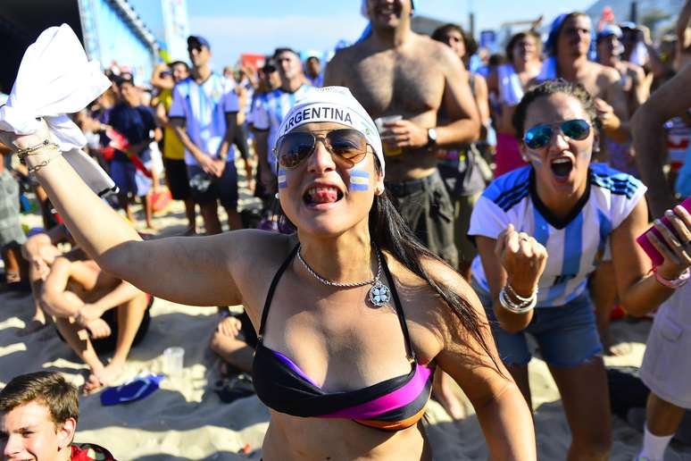 Argentinos "invadiram" Copacabana na Fan Fest desta quarta-feira (25) durante o jogo da seleção sul-americana contra a Nigéria. Milhares de pessoas se reuniram no local