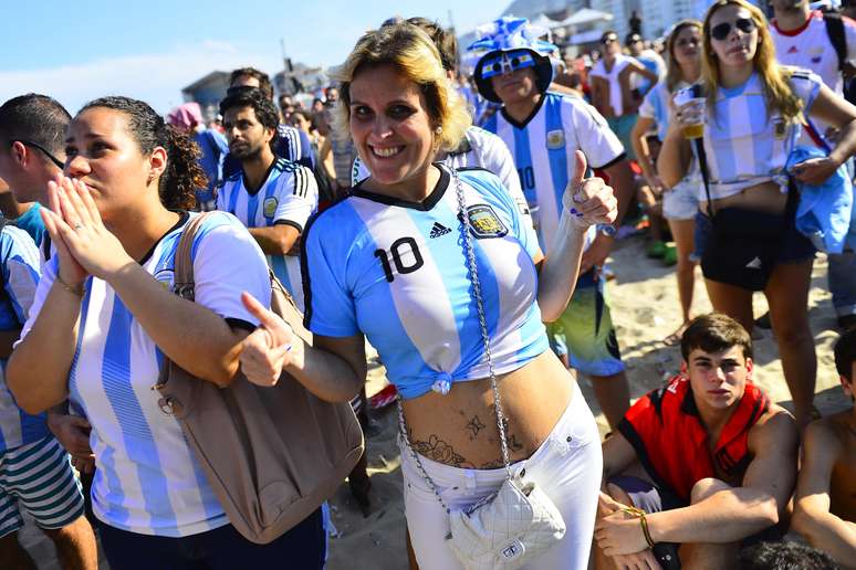 <p>Argentinos "invadiram" Copacabana na Fan Fest para o jogo da seleção sul-americana contra a Nigéria</p>