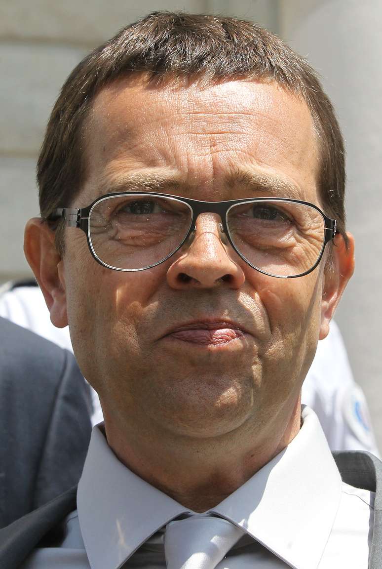 <p>Na foto, o ex-m&eacute;dico da emerg&ecirc;ncia do hospital de Bayonne,&nbsp;Nicolas Bonnemaison, chega ao&nbsp;tribunal de Pau, sudoeste da Fran&ccedil;a, para o primeiro dia de seu julgamento, em 11 de junho</p>