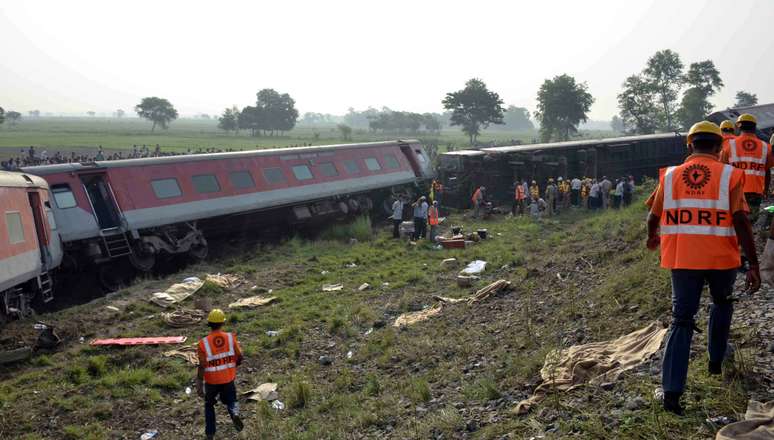 <p>Equipes de resgate trabalham no descarrilamento do trem Rajdhani Express, no distrito de Saran, estado de Bihar, na Índia, nesta quarta-feira, 25 de junho</p>