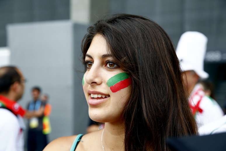 Torcedores de Bósnia e Irã marcam presença em Salvador, nos arredores da Arena Fonte Nova, onde acontece o jogo que pode render a classificação às oitavas de final para os iranianos