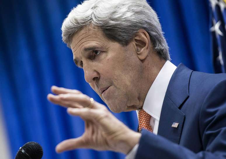 <p>O secret&aacute;rio de Estado norte-americano, John Kerry, participa de entrevista &agrave; imprensa na embaixada dos EUA, em Bagd&aacute;, em 23 de junho</p>