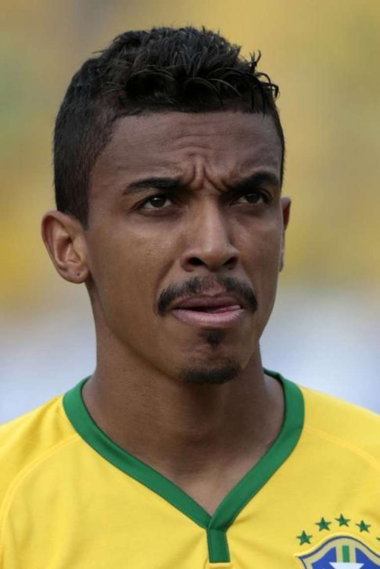 Luiz Gustavo, da seleção brasileira, posa para foto em Goiânia. 04/06/2014.