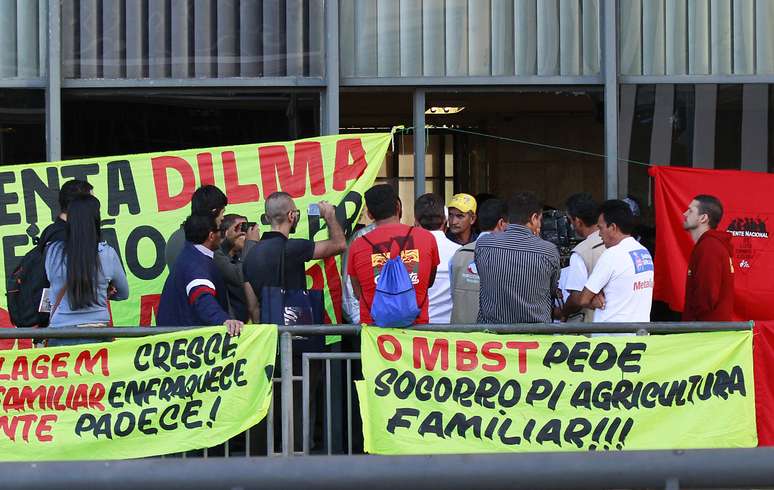 <p>Integrantes do Movimento Brasileiro dos Sem Teto invadiram ontem a sede do Incra, em Brasília</p>