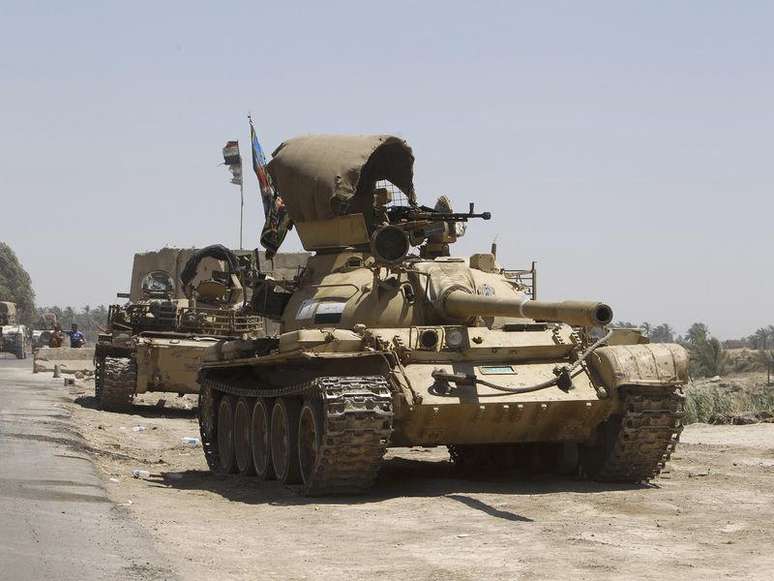 <p>Tanques das forças iraquianas se dirigem às suas posições em uma intensa mobilização de segurança, a oeste de Bagdá, no Iraque, na terça-feira</p>