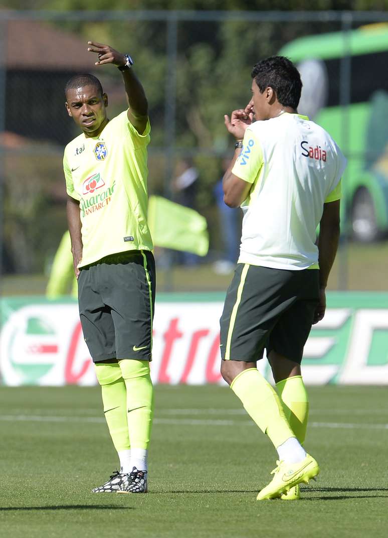 <p>Fernandinho começa treino como titular</p>