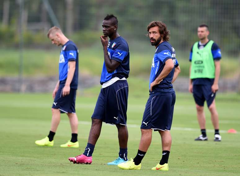 Andrea Pirlo discursou aos jogadores após último jogo pela seleção italiana; única ausência no pronunciamento foi Mario Balotelli, que foi antes para o ônibus