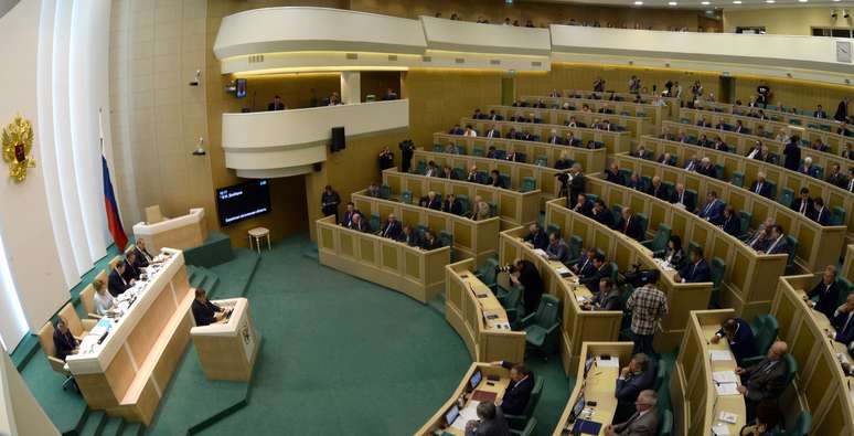 <p>Senadores da R&uacute;ssia participam de&nbsp;uma sess&atilde;o do Conselho da Federa&ccedil;&atilde;o&nbsp;(C&acirc;mara alta do Parlamento), em Moscou, em 25 de junho</p>