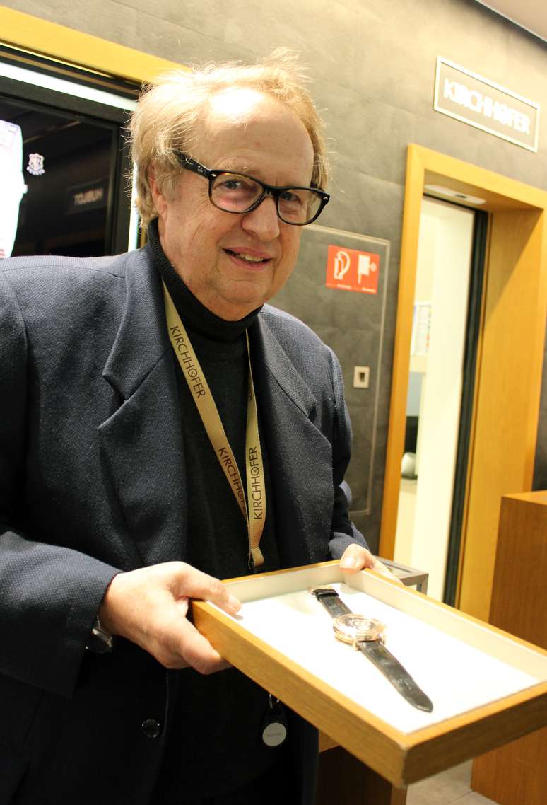 <p>Jürg Kirchhofer mostra o relógio exclusivo da Parmigiani, que transforma as horas e os minutos em badaladas, ao apertar um simples botão</p>
