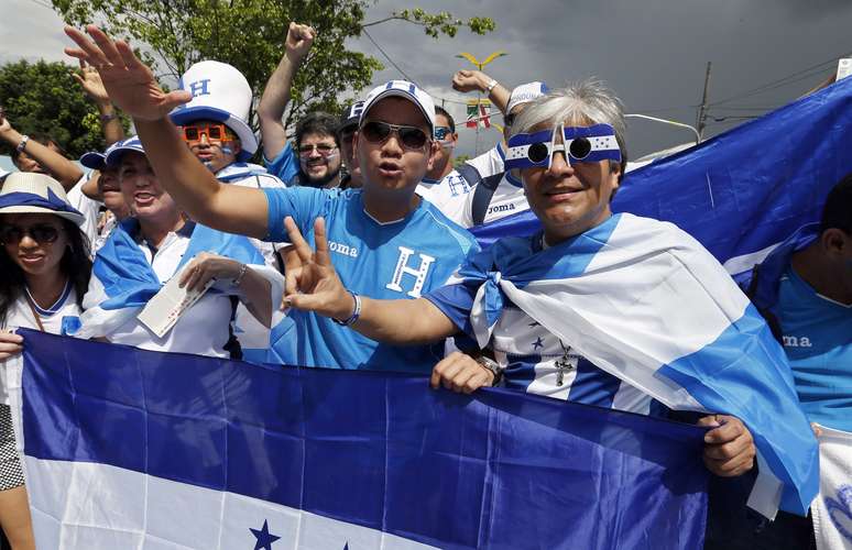 <p>Torcidas de Honduras e Suíça começam a chegar à Arena Amazônia, em Manaus, para assistir ao jogo das duas seleções; partida decide o futuro das seleções na Copa</p>