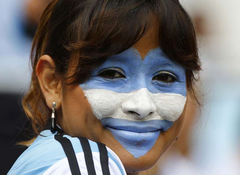 Torcedores de Argentina e Nig&eacute;ria est&atilde;o animados para partida nesta quarta-feira (25) no Est&aacute;dio Beira-Rio, em Porto Alegre. Sul-americanos t&ecirc;m maioria esmagadora na arquibancada