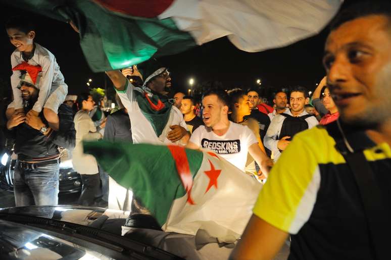 <p>Torcedores da Argélia celebram a classificação inédita para as oitavas de final da Copa do Mundo </p>