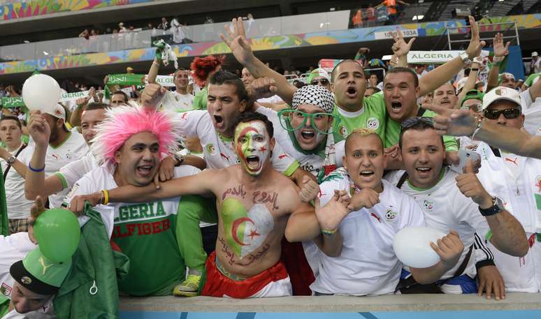 Torcidas de Argélia e Rússia mostram muita animação dentro da Arena da Baixada, em Curitiba, onde assistem ao jogo entre as duas seleções; partida é válida pelo Grupo H