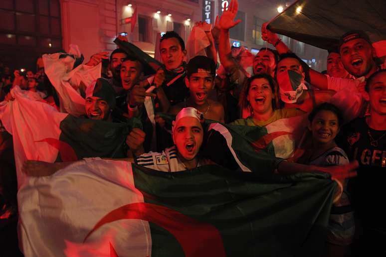 Torcedores da Argélia celebram a classificação inédita para as oitavas de final da Copa do Mundo nas ruas de Marseille, ao sul da França. A equipe garantiu a vaga em empate contra a Rússia na Arena da Baixada, em Curitiba, na noite desta quinta-feira