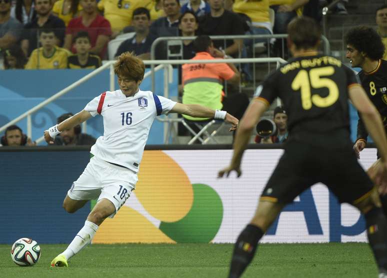 Ki Sung-Yueng se prepara para chutar 