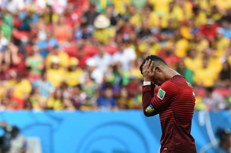 <p>O craque Cristiano Ronaldo se despede da Copa do Mundo sem grandes atuações; na última partida da seleção portuguesa, contra Gana, nesta quinta-feira, o atacante não fugiu da responsabilidade, mas pareceu isolado dos demais. Veja os principais lances da partida. </p>