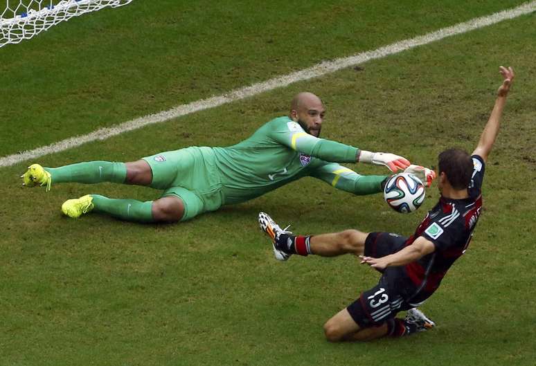 Goleiro americano Tim Hoawrd faz defesa em lance de Müller, da Alemanha, durante jogo na Arena Pernambuco