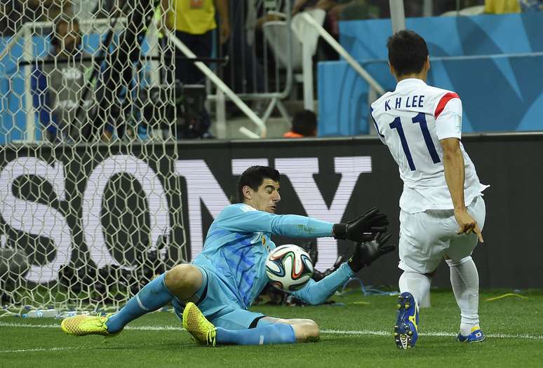 Lee Keun-Ho fica de frente com o goleiro da Bélgica, Thibaut Courtois, mas não consegue marcar 