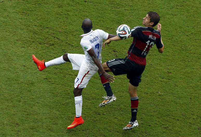 Beasley e Müller disputam a bola durante jogo entre Alemanha e Estados Unidos