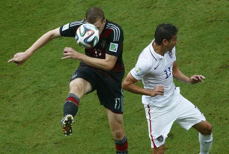 Mertesacker e Bedoya lutam pela bola durante jogo entre Alemanha e Estados Unidos