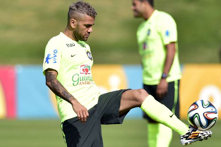 A seleção Brasileira treinou mais uma vez nesta quinta-feira na Granja Comary, Rio de Janeiro. Os jogadores já se preparam para a partida de sábado contra o Chile, no Estádio Mineirão, em Belo Horizonte. Na foto, Daniel Alves