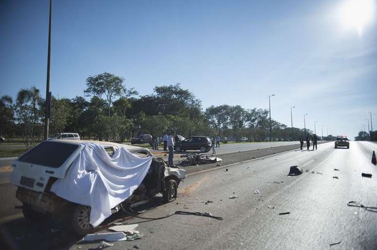 Colisão entre dois carros no DF deixa duas pessoas mortas e 5 feridas