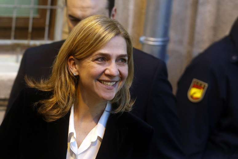 <p>Cristina de Borb&oacute;n, irm&atilde; do novo rei da Espanha, Filipe VI, deixa o tribunal ap&oacute;s prestar depoimento perante o juiz, Jos&eacute; Castro, por&nbsp;acusa&ccedil;&otilde;es de fraude fiscal e lavagem de dinheiro, em Palma de Mallorca , em 8 de fevereiro</p>