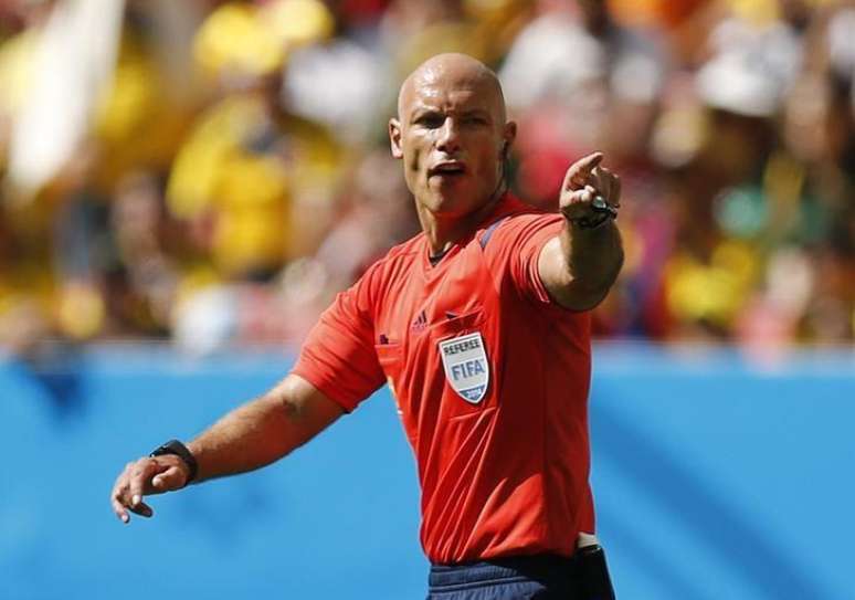 Árbitro inglês Howard Webb durante jogo no estádio Mané Garrincha, em Brasília. 19/6/ 2014.