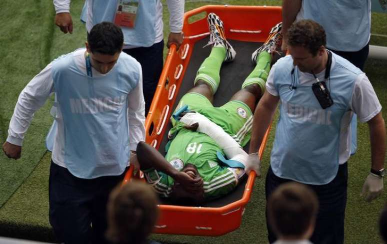 <p>Jogador da Nigéria Michael Babatunde é carregado para fora de campo em partida contra a Argentina, no Estádio Beira-Rio, em Porto Alegre</p>