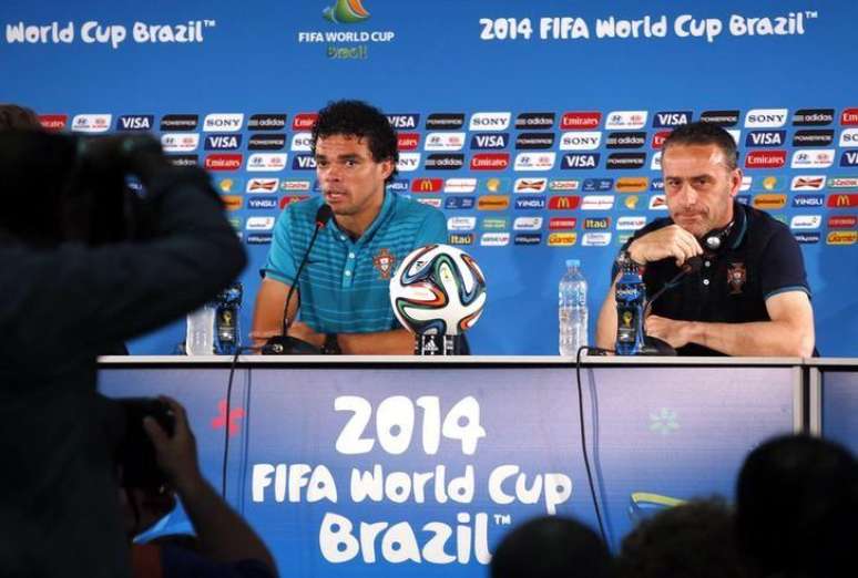 Pepe concede entrevista em Bras&iacute;lia ao lado do t&eacute;cnico de Portugal, Paulo Bento.