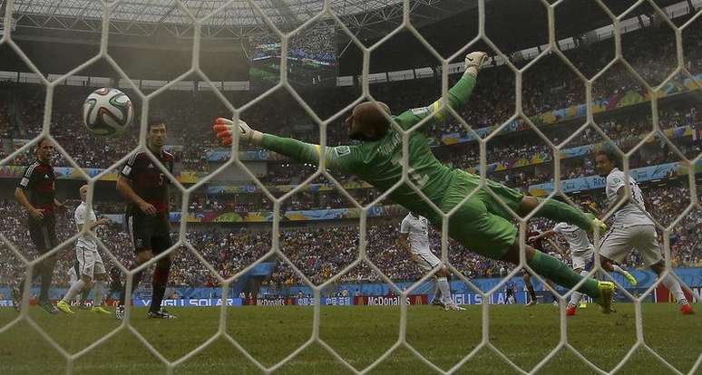 Gol do alemão Thomas Mueller sobre o goleiro Tim Howard, dos Estados Unidos, durante partida na Arena Pernambuco, em Recife. 26/6/2014