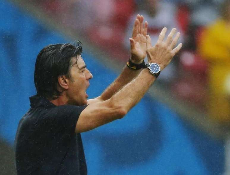 Técnico da Alemanha, Joachim Loew, gesticula com sua equipe durante vitória sobre os Estados Unidos em Recife. 26/06/2014.