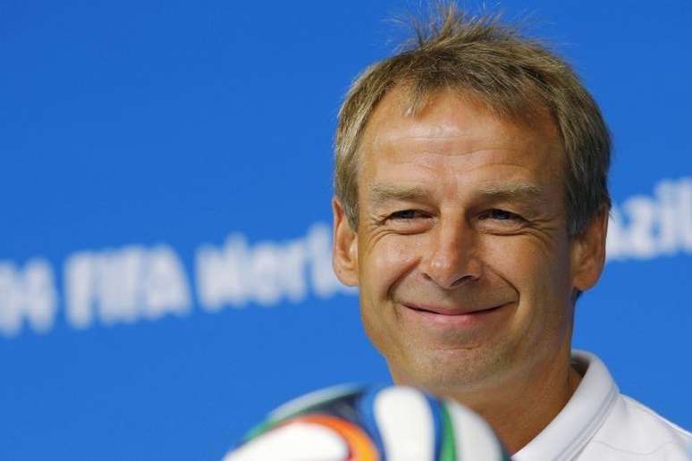 Técnico da seleção dos EUA, Jurgen Klinsmann, sorri durante coletiva de imprensa na Arena Pernambuco, em Recife. 25/06/2014.