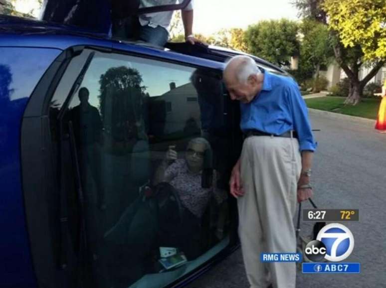 <p>Benjamin e Elizabeth Neufeld fizeram uma selfie após a idosa tombar o carro na tentativa de colocá-lo sobre a calçada</p>