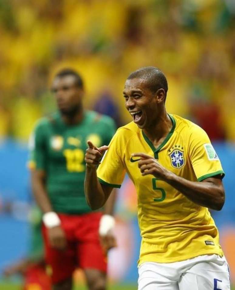 O jogador Fernandinho comemora gol durante vitória da seleção brasileira sobre Camarões, em Brasília. 23/06/2014